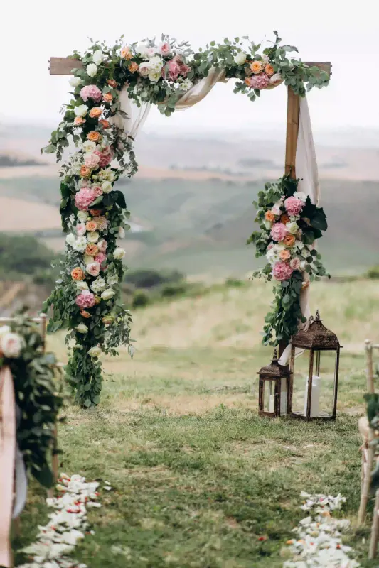 Decoração elegante para cerimônia de casamento ao ar livre