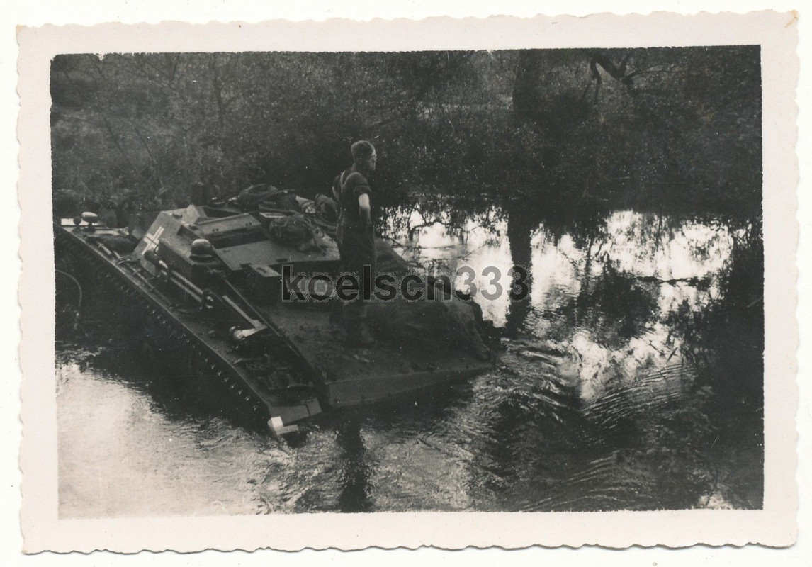 Foto Sturmgeschütz Panzer ist bei der Fluss Durc