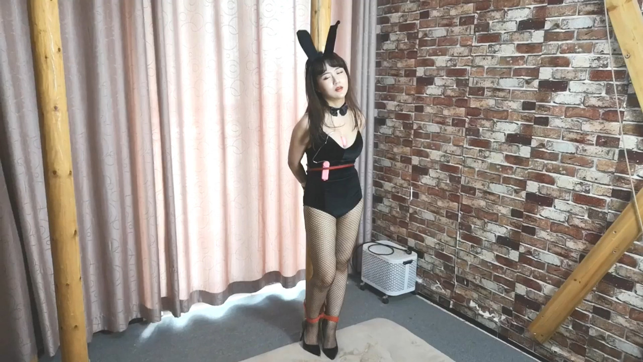 随心原创 紫依 监禁黑网袜兔女郎.mp4_20210610_130204.970