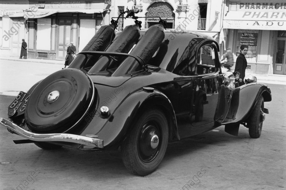 Wegen Benzinmangels auf Gasantrieb umgerüstetes 