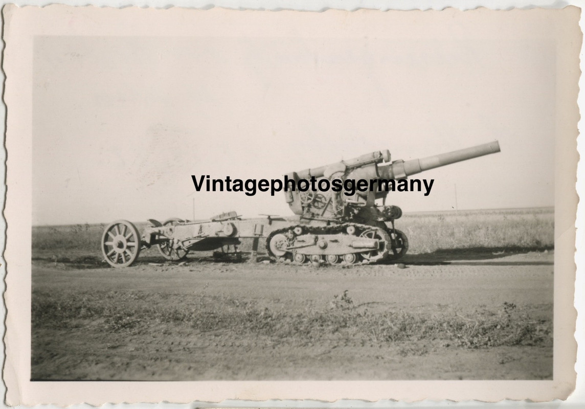 Foto Russland erbeutetes russisches Ketten - Geschütz Panzer Artillerie
