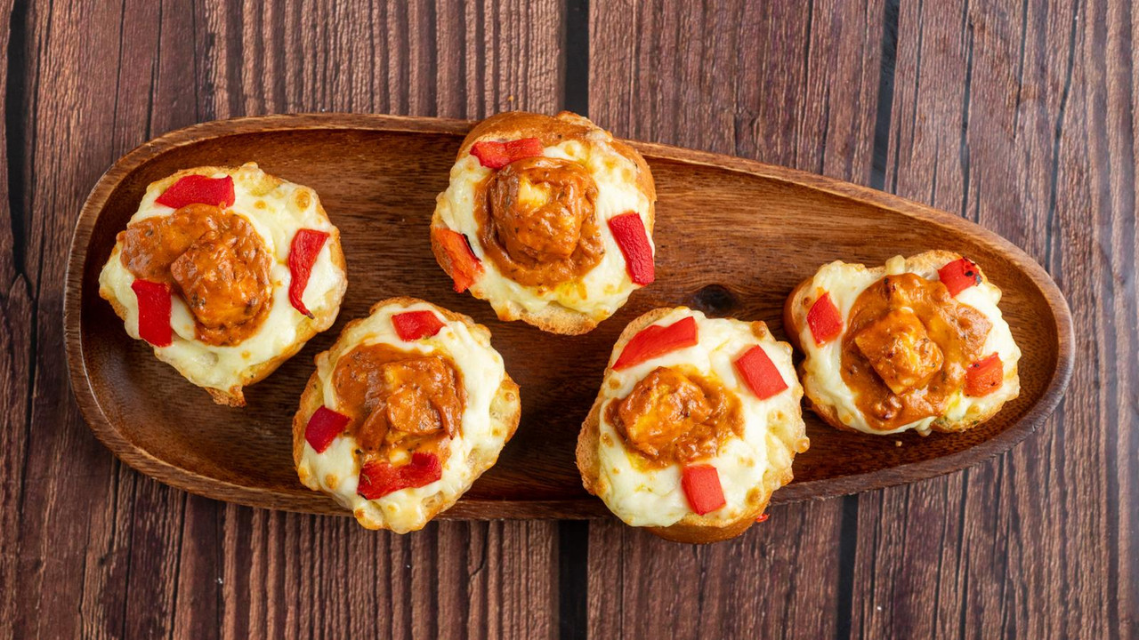PANEER TIKKA GARLIC BREAD