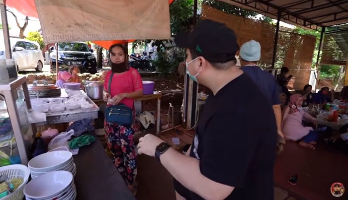Nex Carlos saat berbincang dengan Sumi, penjual Bakso Wow.