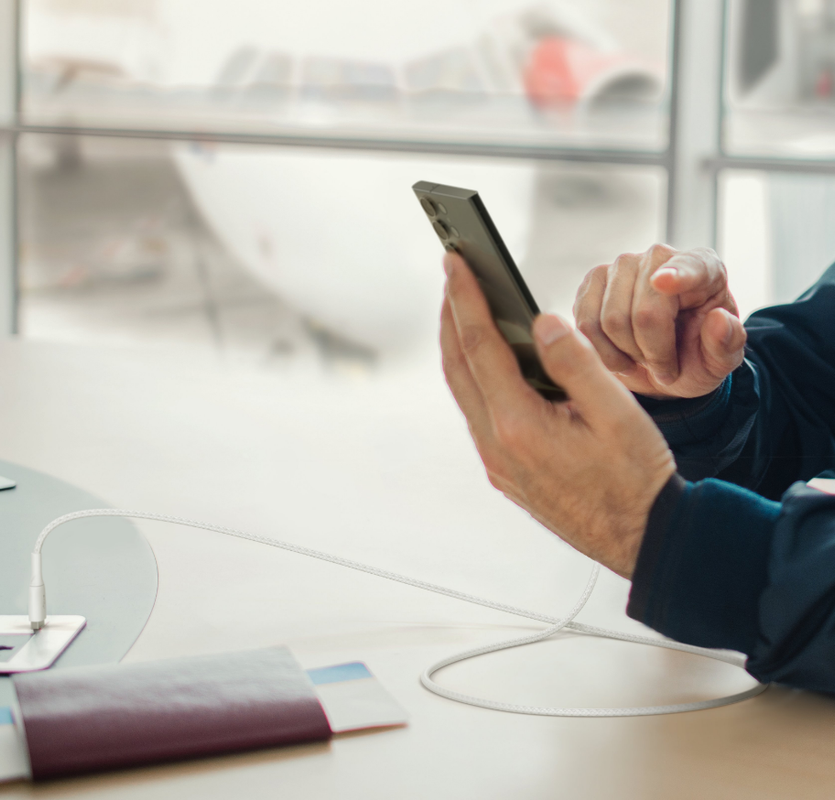 Cable trenzado Belkin de USB-A a USB-C mostrando su construcción robusta.