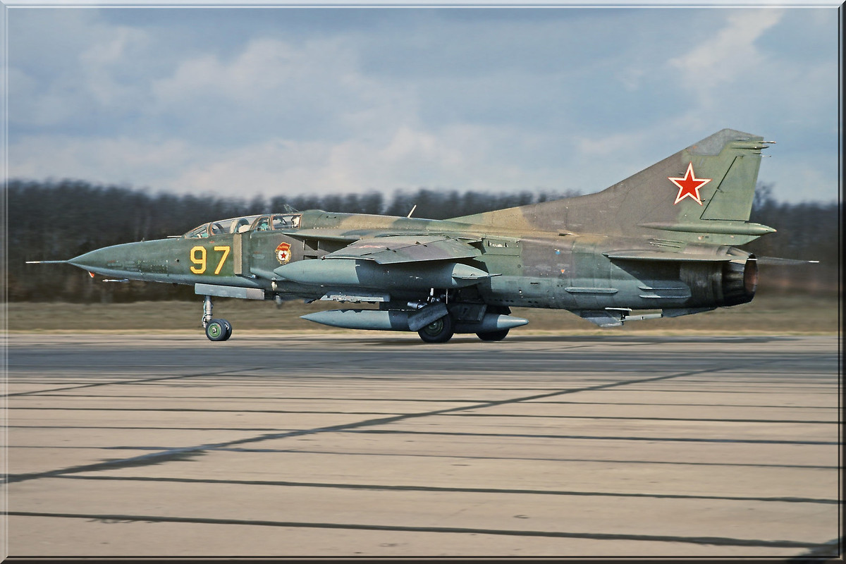 19 GvAPIB Mig-23UB 97 Yellow (7)