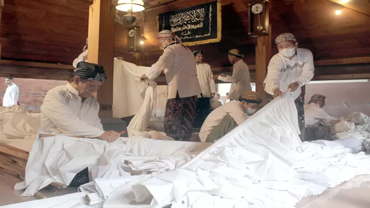 Upacara Adat Buka Luwur