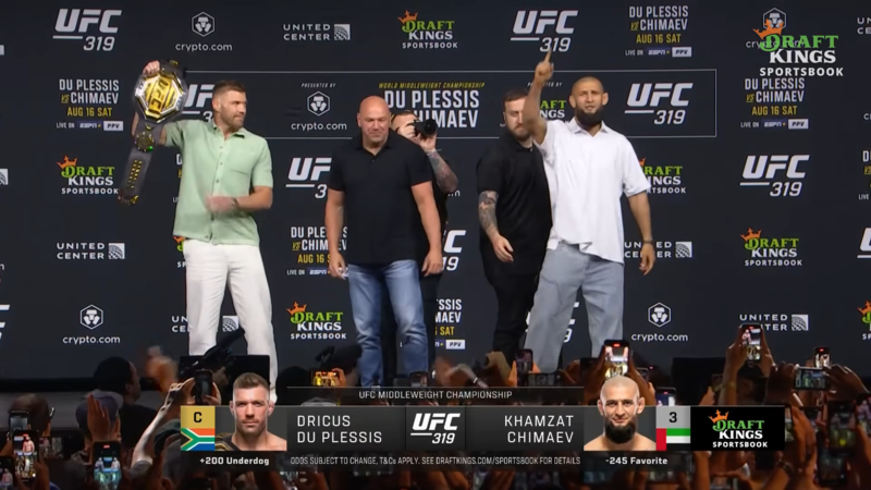 Чимаев крещи &#039;Аллаху Акбар&#039; на сцената с Дю Плеси преди UFC 319