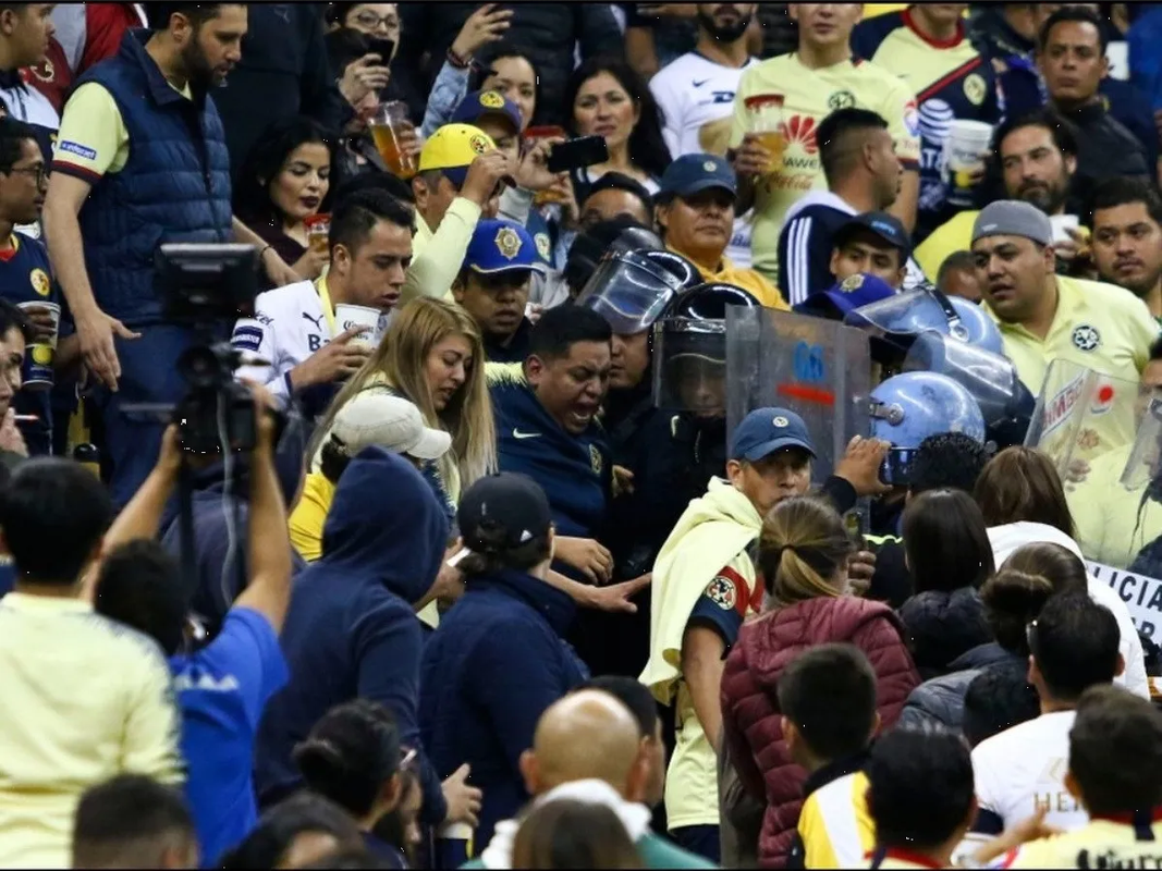 Video: Aficionados de América y Pumas tiene violento enfrentamiento en el Azteca
