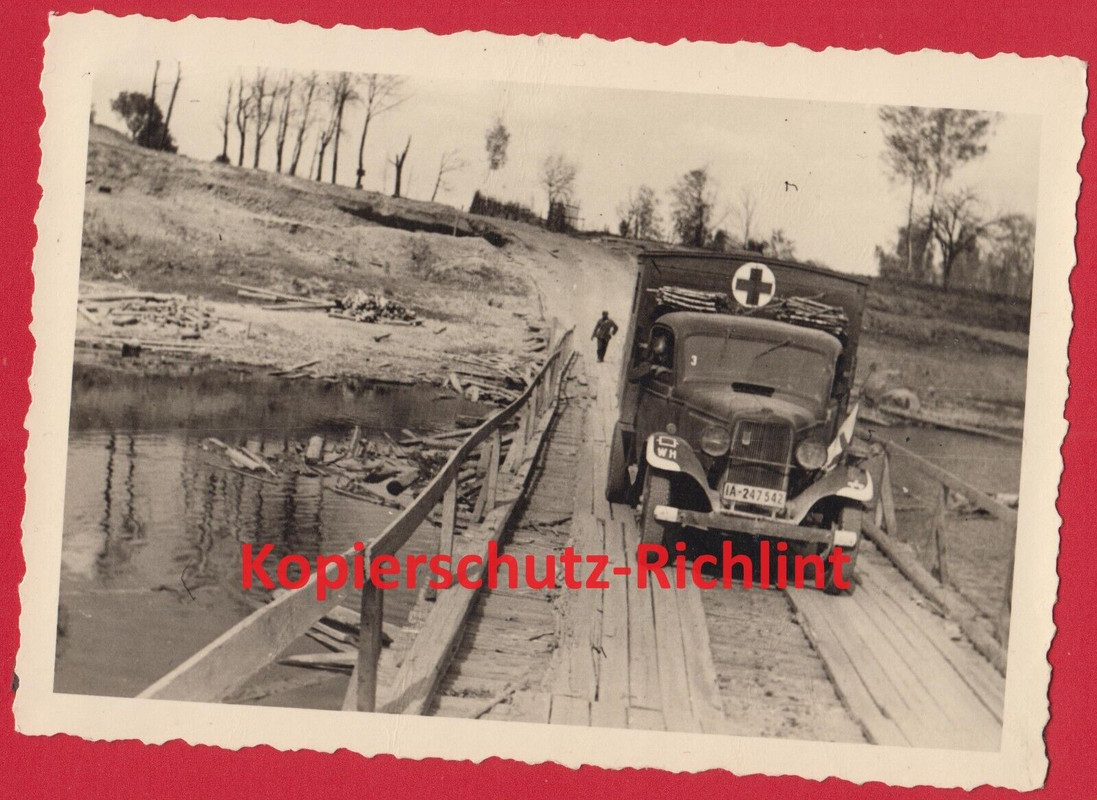 Wehrmacht leichter LKW Lastwagen  SanKra SanKa Sanitäter DRK-Fahne