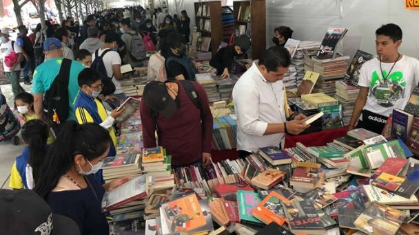 ¡Chomsky estará en la Feria Internacional del Libro del Zócalo! Habrá más de 400 actividades