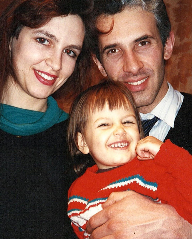 Oksana Voevodina saat kecil bersama kedua orangtuanya.