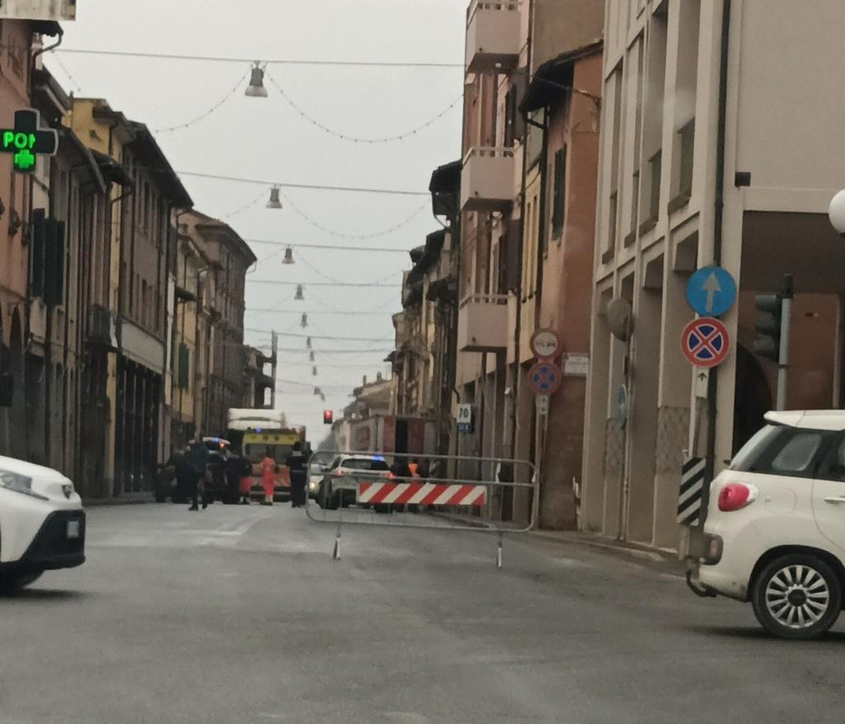 Incidente a Castel Bolognese: un 26enne investito durante le operazioni di scarico Incidente a Castel Bolognese: un 26enne investito durante le operazioni di scarico