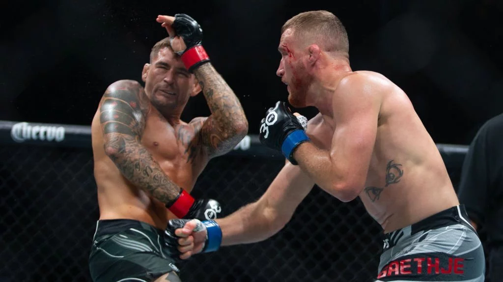 Justin Gaethje fighting with Dustin Poirier