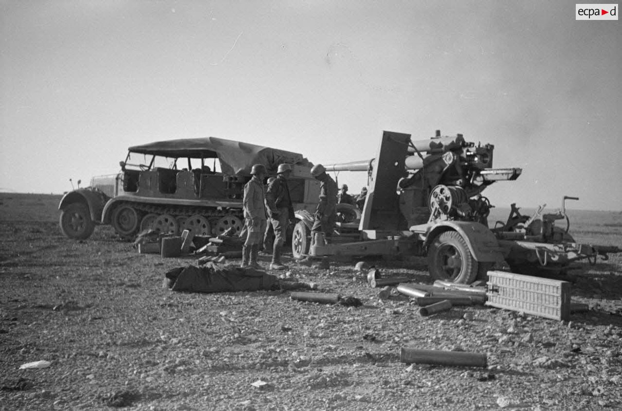 Un semi-chenillé Sd.kfz.7 tractant une pièce de 8,8 cm FlaK 37..