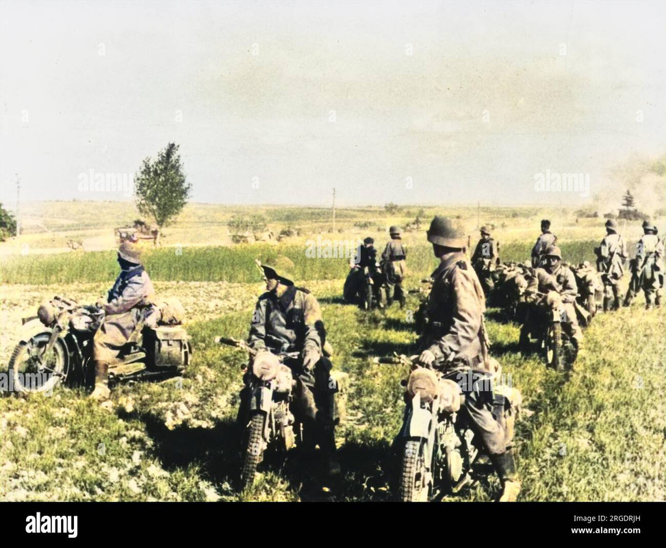 deutsche-motorradpatrouille-im-zweiten-weltkrieg-in-frankreich-1940 (1)