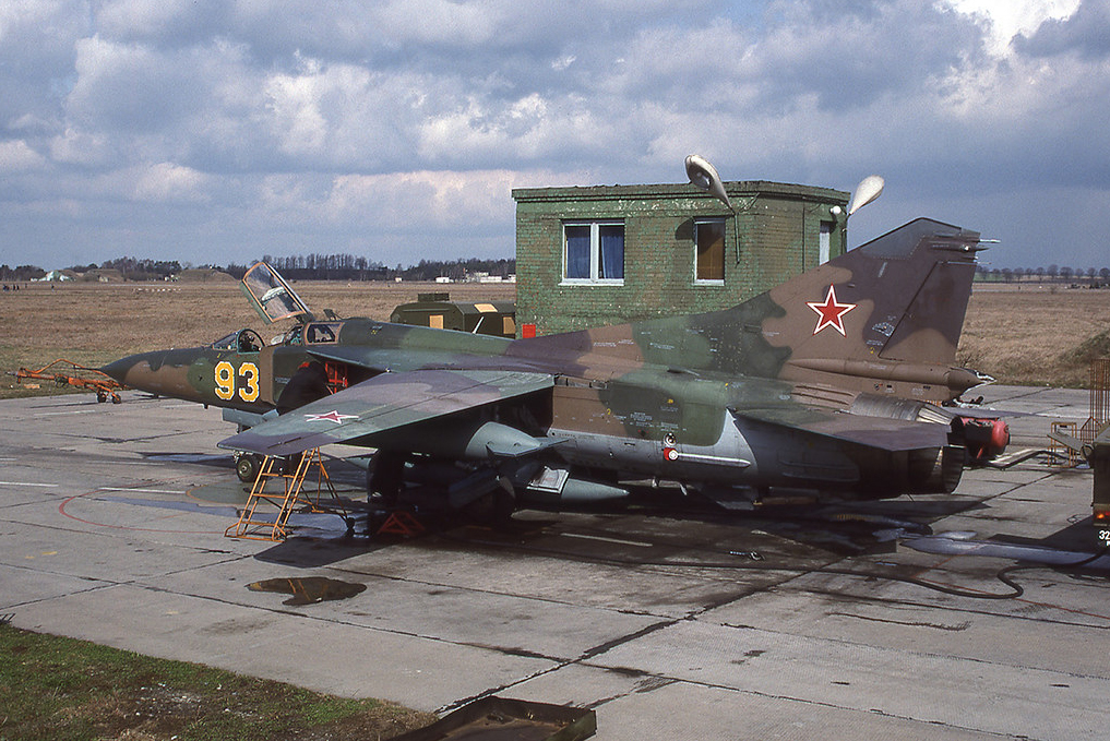 19 GvAPIB Mig-23UB 93 Yellow (2)c [Lärz 3.93] About to leave Germany