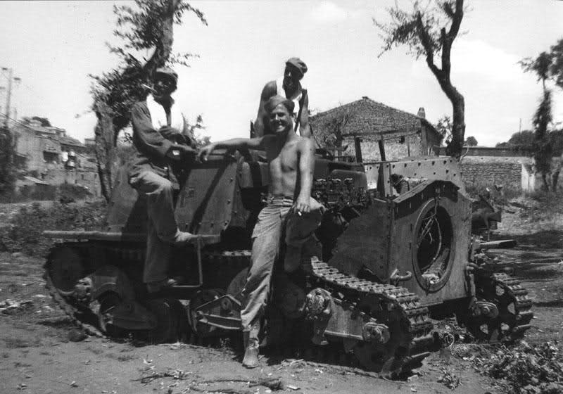 Tripulación se toma un descaso el 10 de julio de 1944 en Grottaferrata, Italia Tripulación se toma un descaso el 10 de julio de 1944 en Grottaferrata, Italia