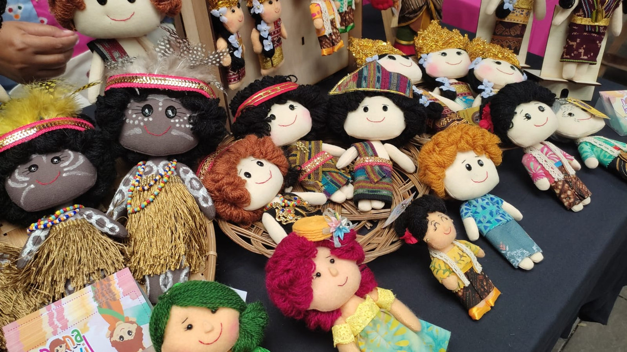 Boneka lucu dengan pakaian baju adat khas nusantara, salah satu barang artisan yang dijual di Solo Art Market, Mingu (5/3/2023).