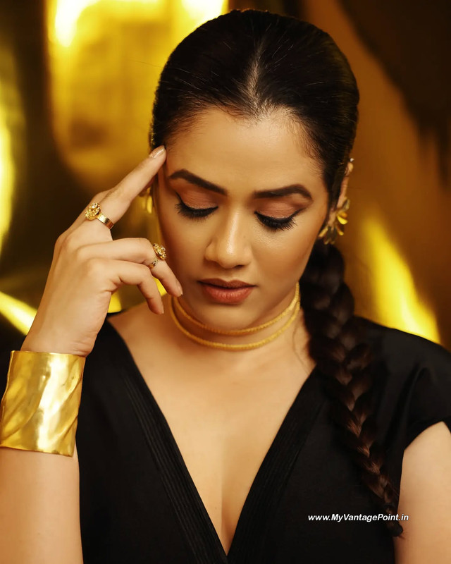 26-Girija-Oak-Godbole-Hot-Photos-HD-Mobile-Wallpaper-In-Western-Outfits-My-Vantage-Point