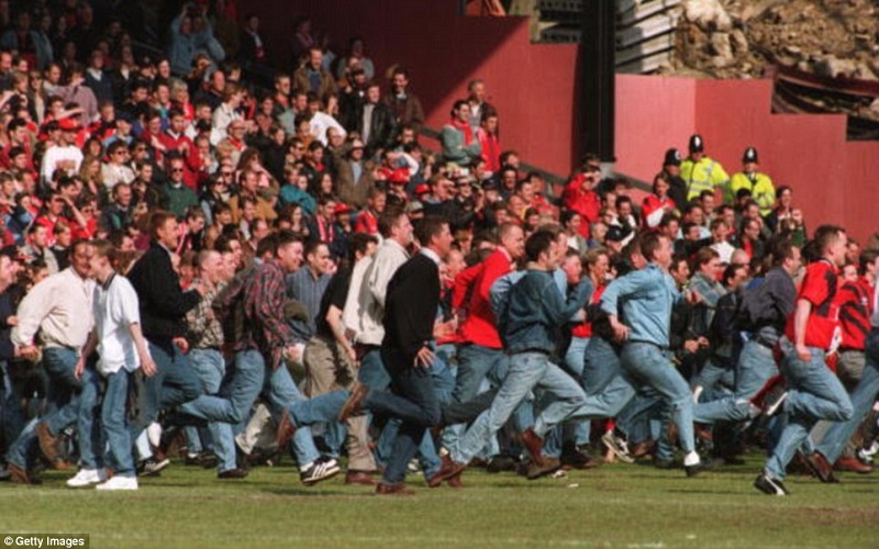 [Image: Selhurst-Park-1994-95-Forest-fans-invade...clinch.jpg]