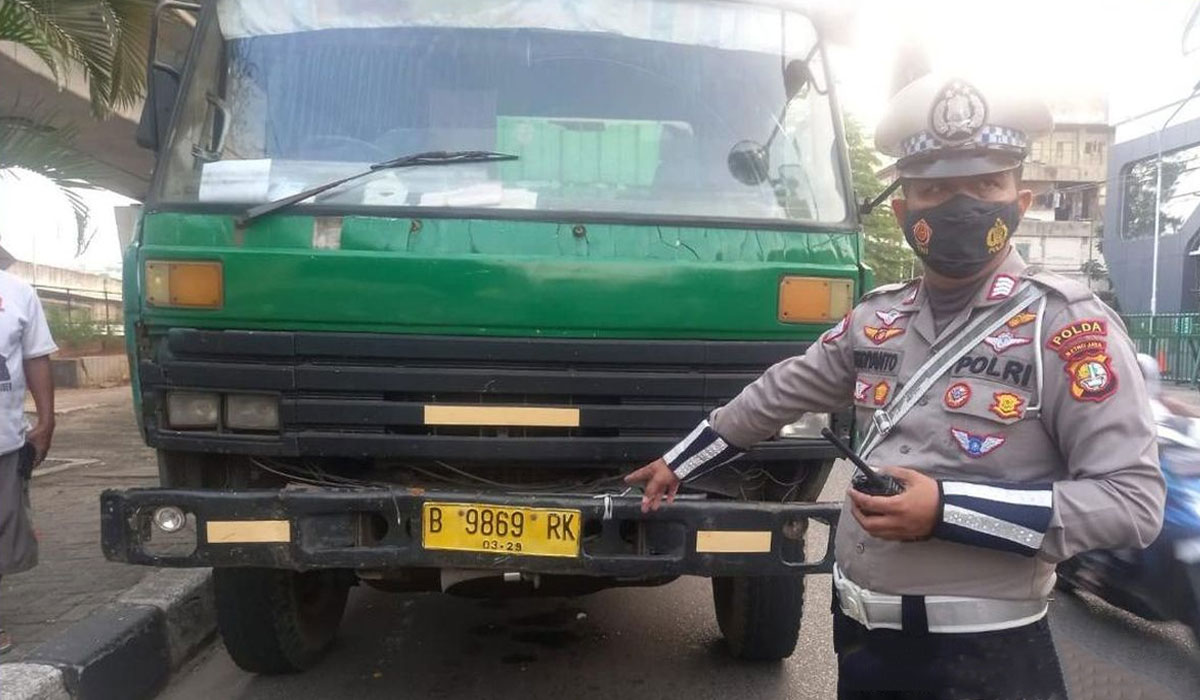 Proses Evakuasi Truk Mogok