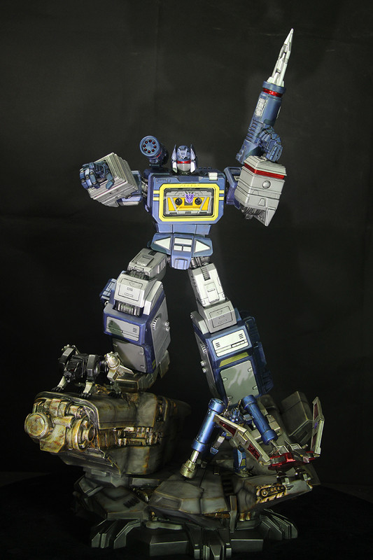 Imaginarium-Arts-Soundwave-Statue-Colored-07