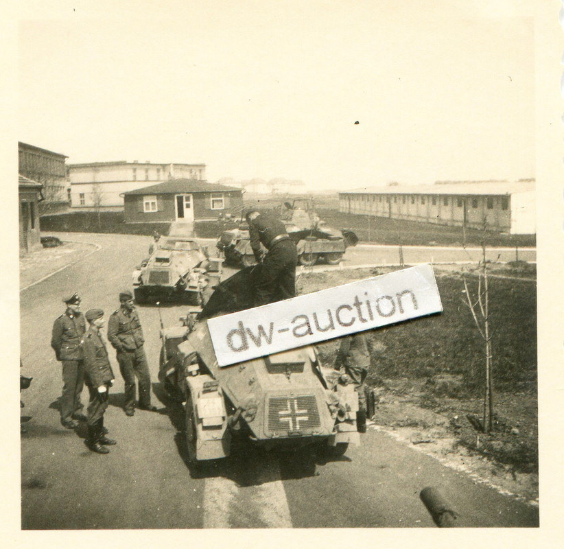 Panzerspähwagen und Panzer in Kaserne