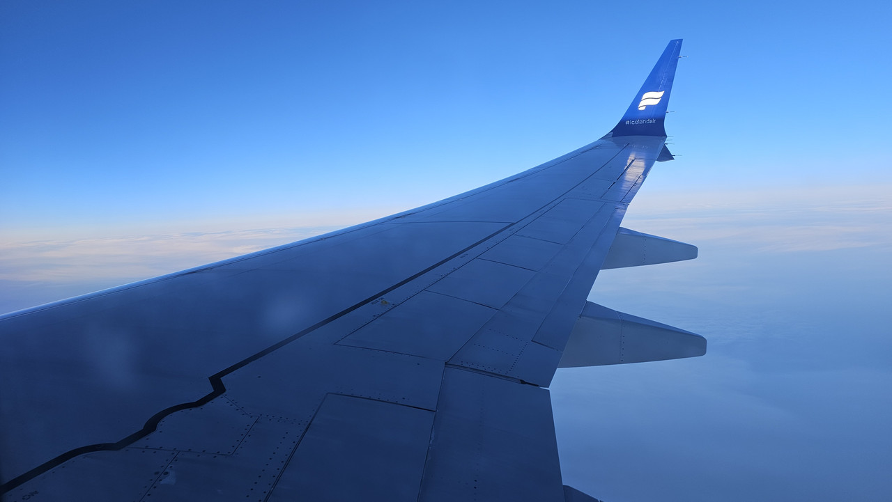 飛機順利地按照預定8點出頭起飛