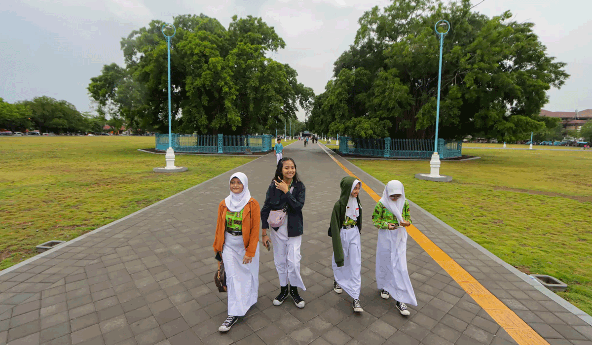 Kehidupan Masyarakat & Tradisi di Sekitar Alun-Alun