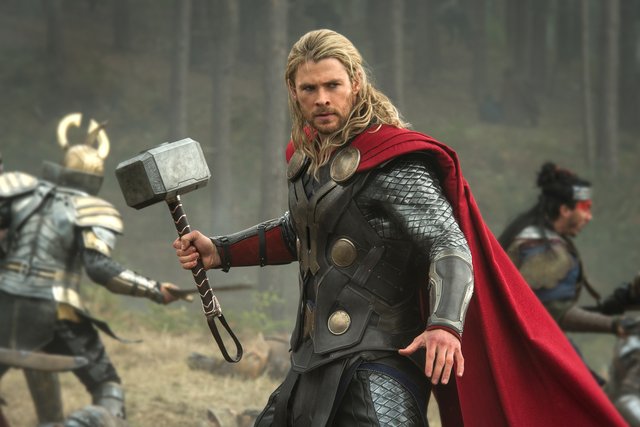 thor-met-zijn-hamer-in-the-dark-world-2013.jpg