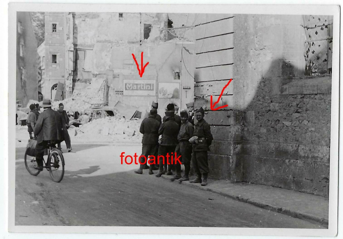 Foto 2 WK Frankreich Stadt Gien zerstörte Häuser Schild Martini franzosen Soldat