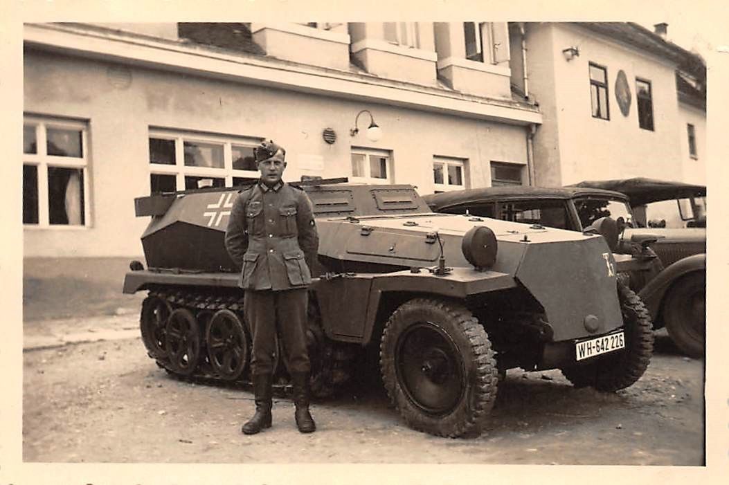 Orig. Foto Wehrmacht Soldat mit Schützenpanzerwagen Panzerwagen 
