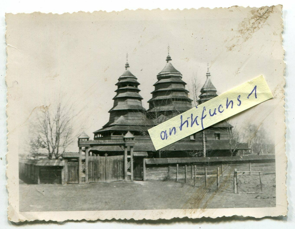 goße Ukrainische Holz-Kirche bei Lemberg in der Ukraine 1943