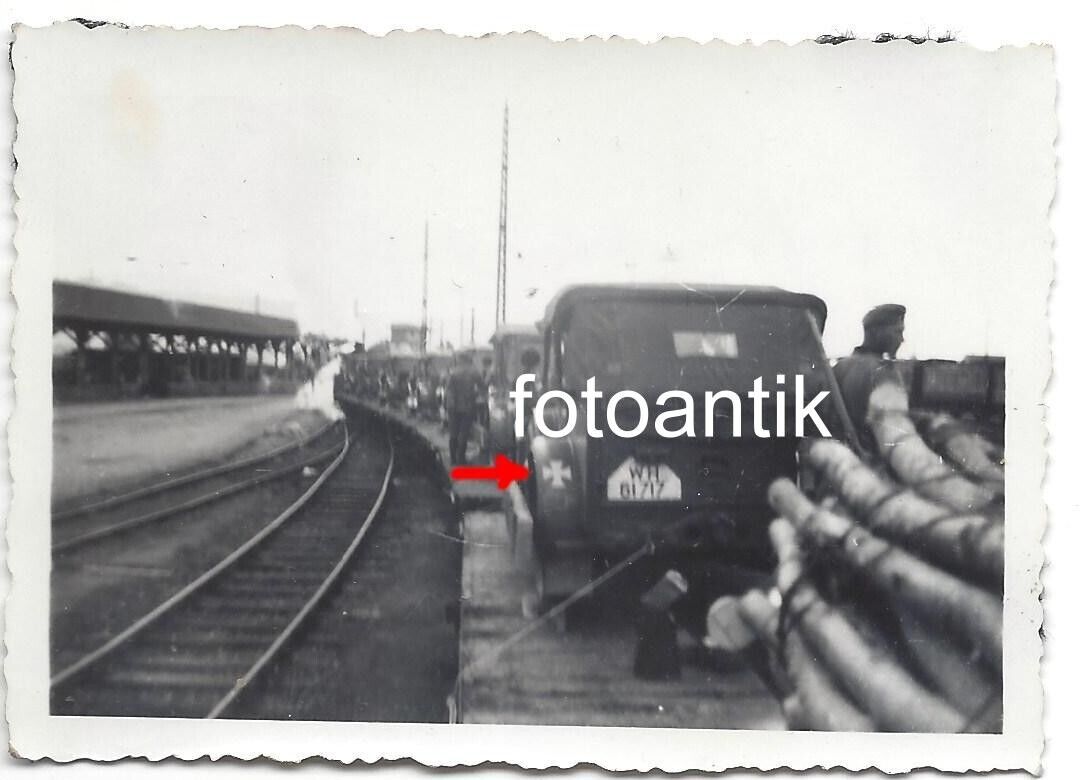 Foto 2 WK VW Kübelwagen mit Kennung EK auf Eisenbahn Zug verladen