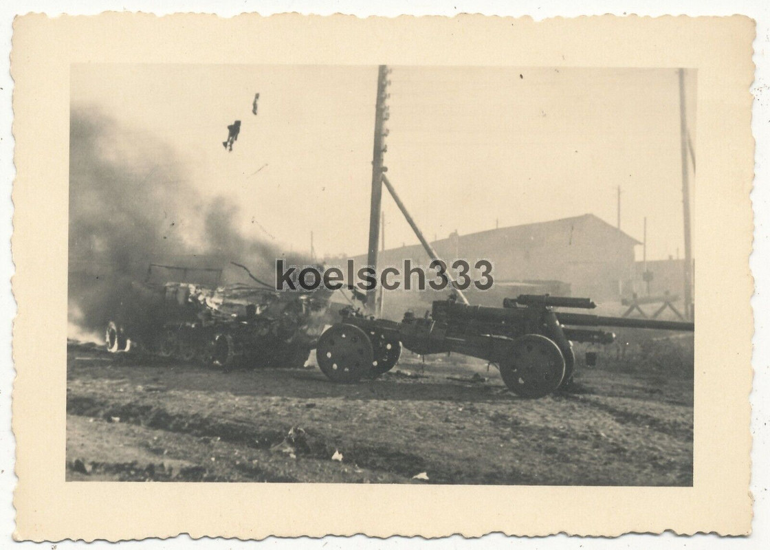 Foto Panzer Halbkette mit Artillerie Geschütz im Schlepp brennt an der Ostfront