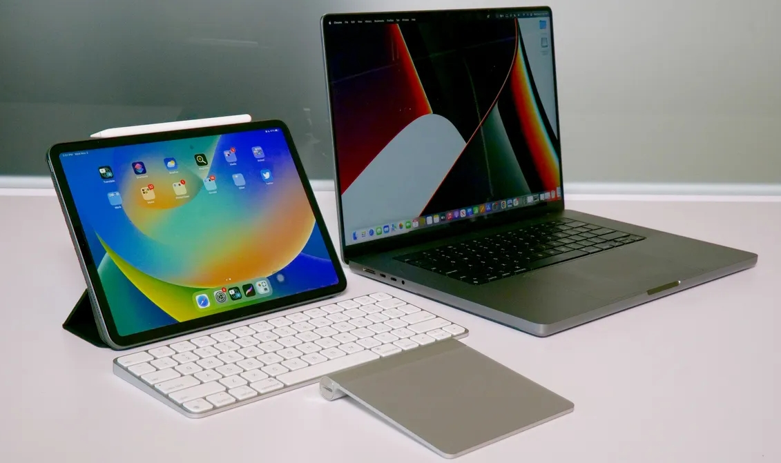 Полный комплект iPad Pro с Magic Keyboard и Trackpad рядом с MacBook Pro: главное сравнение 2026 года