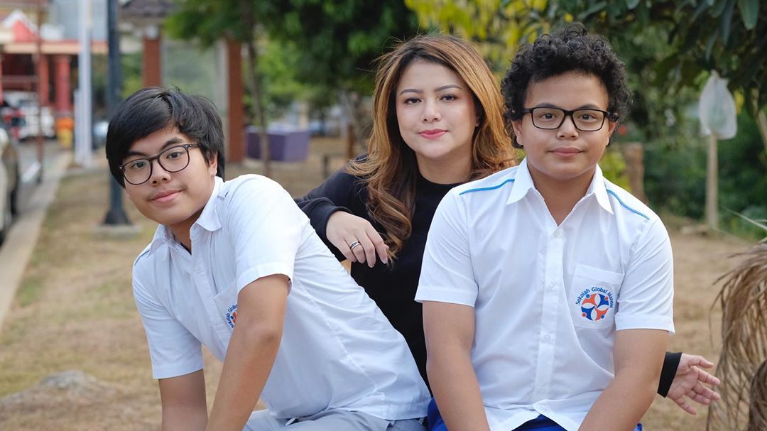 Wina Talia bersama anak-anaknya.