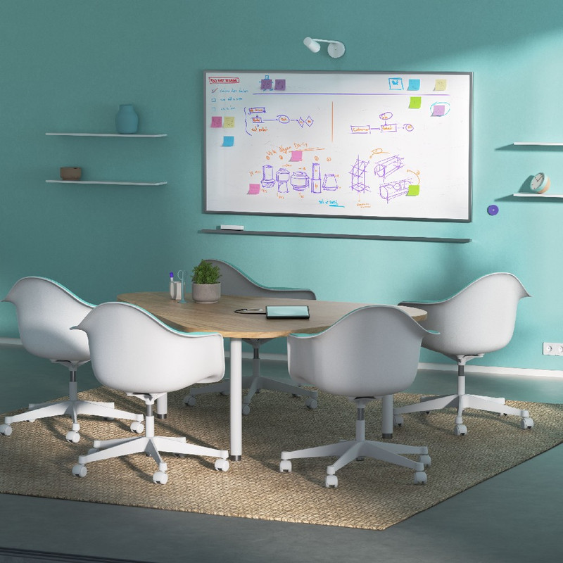 Instalação limpa da Logitech Scribe acima de um quadro branco