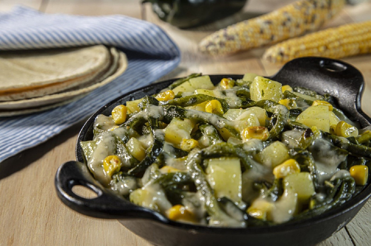 Rajas con pollo y crema, la receta fascinante que necesitas probar