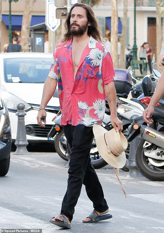 61612999-11135033-Summer-outing-The-actor-and-singer-seemed-to-be-having-a-blast-a-a-4-1661187454730.jpg