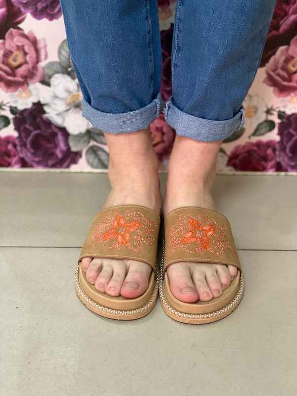 sandalia bordada