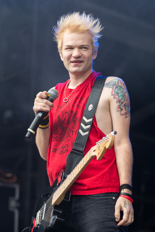 Sum-41-2017154162559-2017-06-03-Rock-am-Ring-Sven-1-D-X-II-0944-AK8-I8786-Cropped.jpg