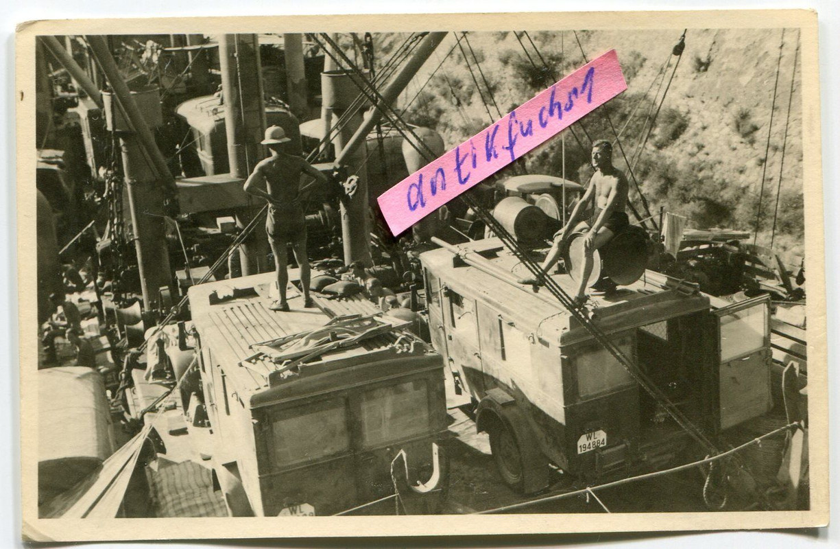 Propaganda-LKW auf Transport-Schiff für Afrika b