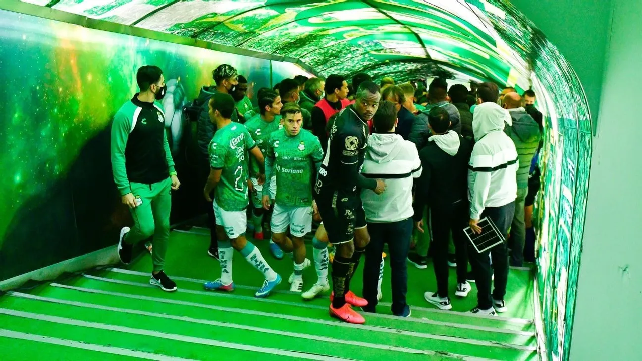 Revelan video de la fuerte pelea entre Larcamón y Repetto en el Santos vs León