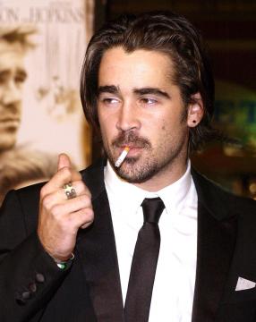 Colin Farrell raucht einer Zigarette (oder Cannabis)
