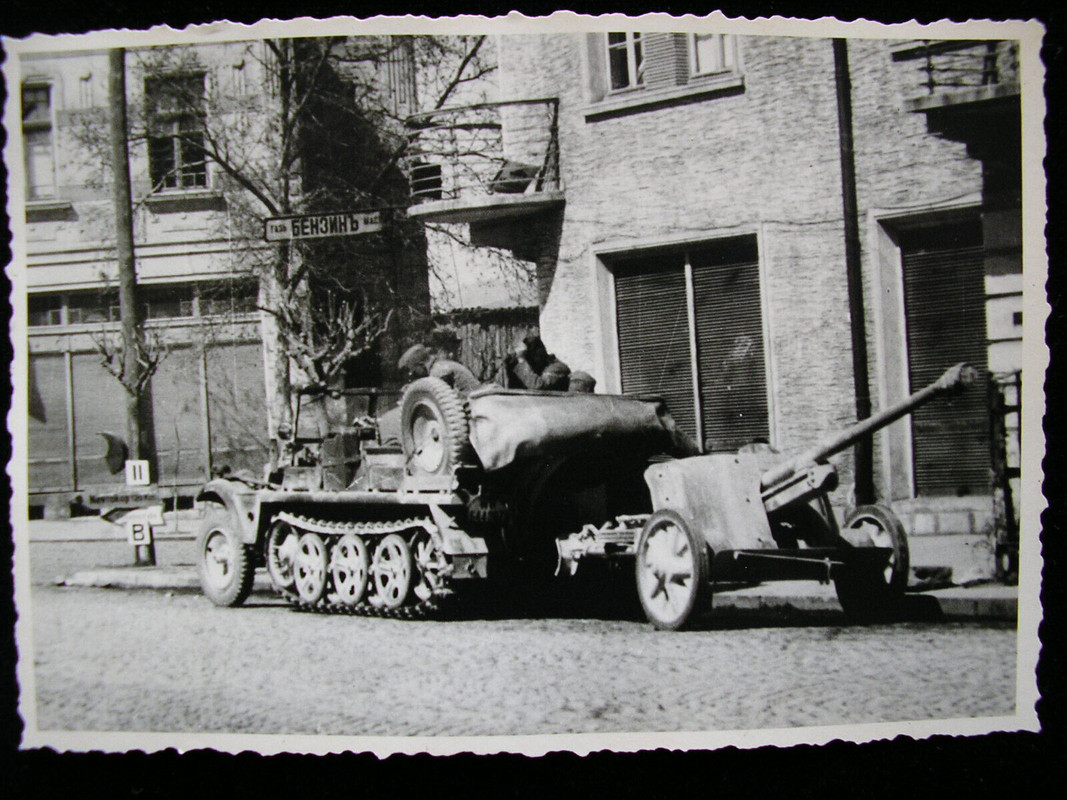 Foto Sdkfz Halbkette   7,5Pak vor russ. Tankstelle