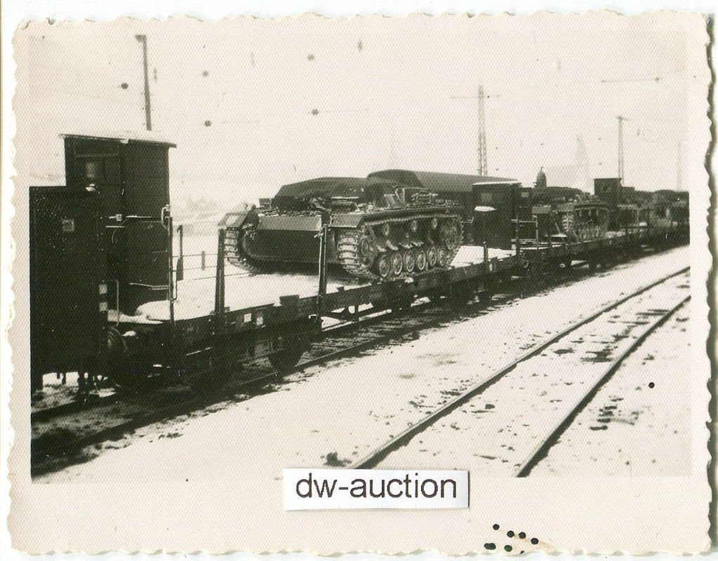 Sturmgeschütz auf Bahntransport