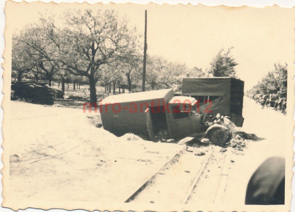 Foto, zerstörte Fahrzeuge in Frankreich und ein 