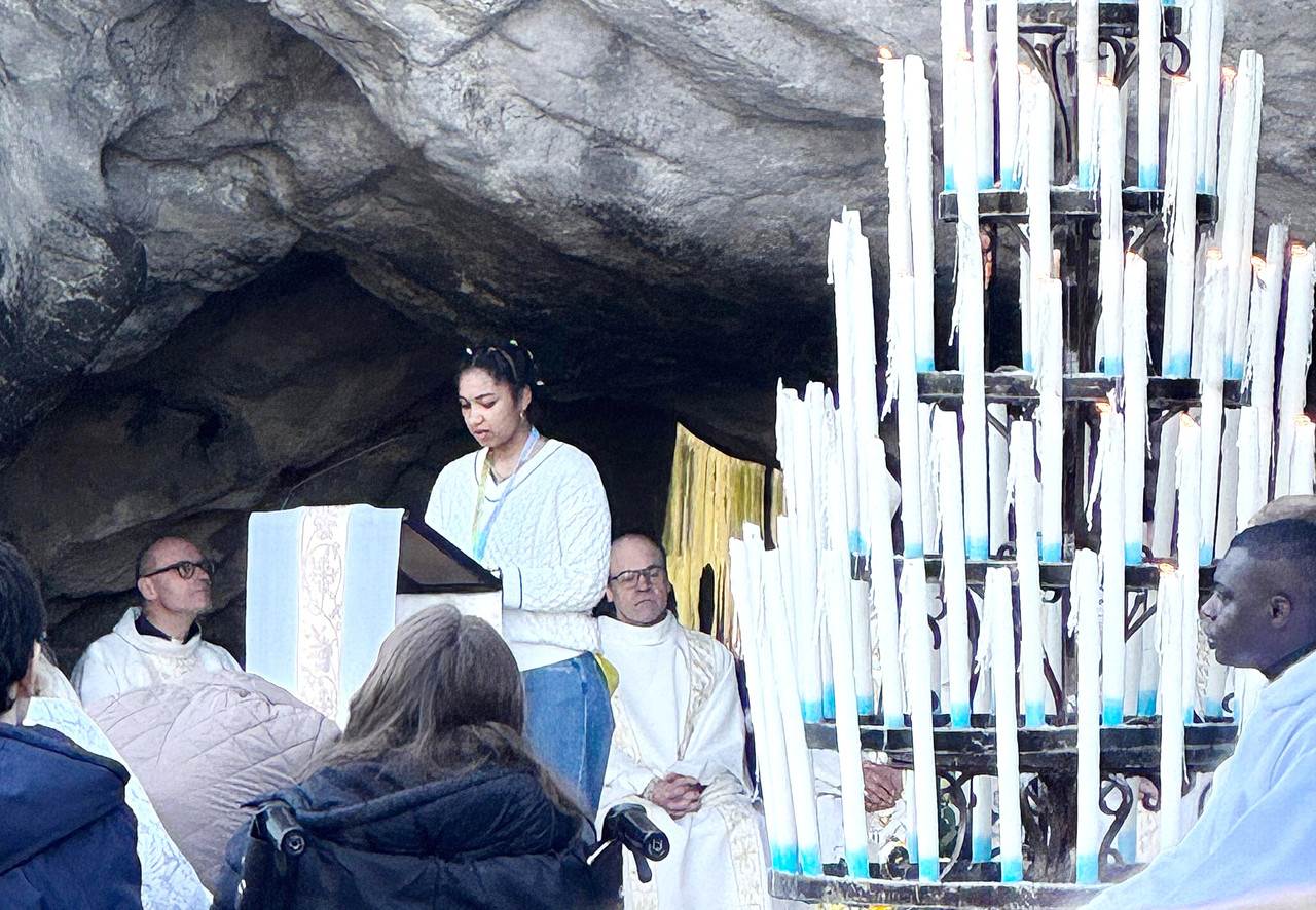Aan de grot in Lourdes