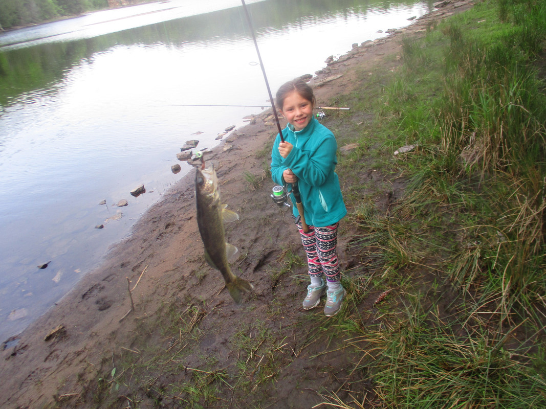 saranac river with wayne and alaynas ist walleye 003